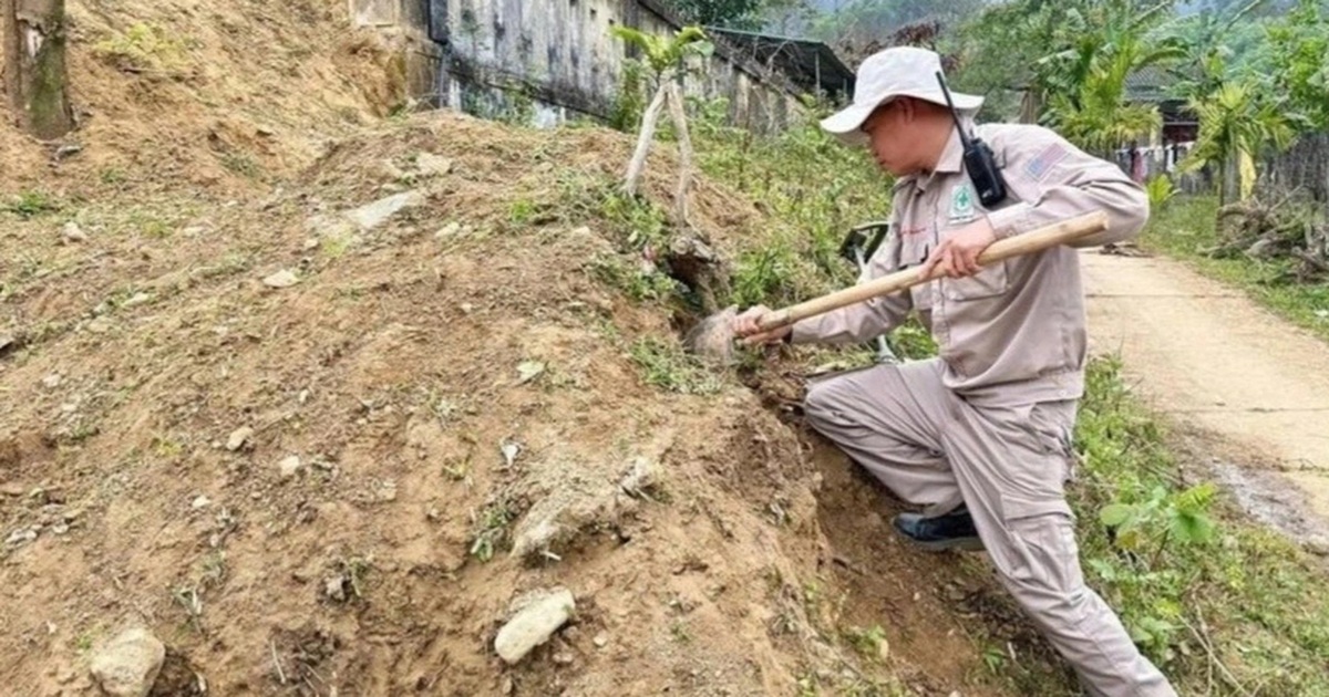 Phát hiện bom chùm, súng phóng lựu gần cổng trường học ở Huế