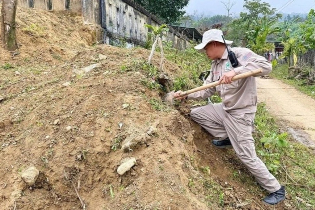 Phát hiện bom chùm, súng phóng lựu gần cổng trường học ở Huế - 1