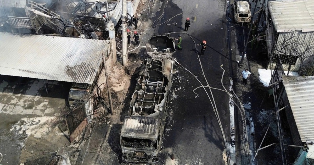 Hiện trường vụ cháy xe bồn lan sang nhà xưởng, bãi xe ở TPHCM