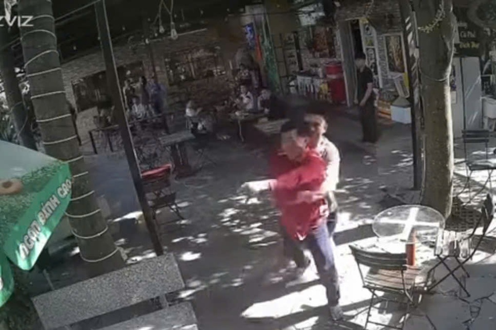 Phản ứng hành vi phản cảm tại quán cà phê, cô gái ở TPHCM bị đánh nhập viện - 1