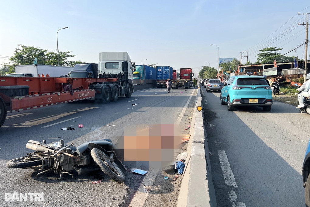 Xe máy vào làn ô tô va chạm xe đầu kéo ở TPHCM, 1 người tử vong - 1