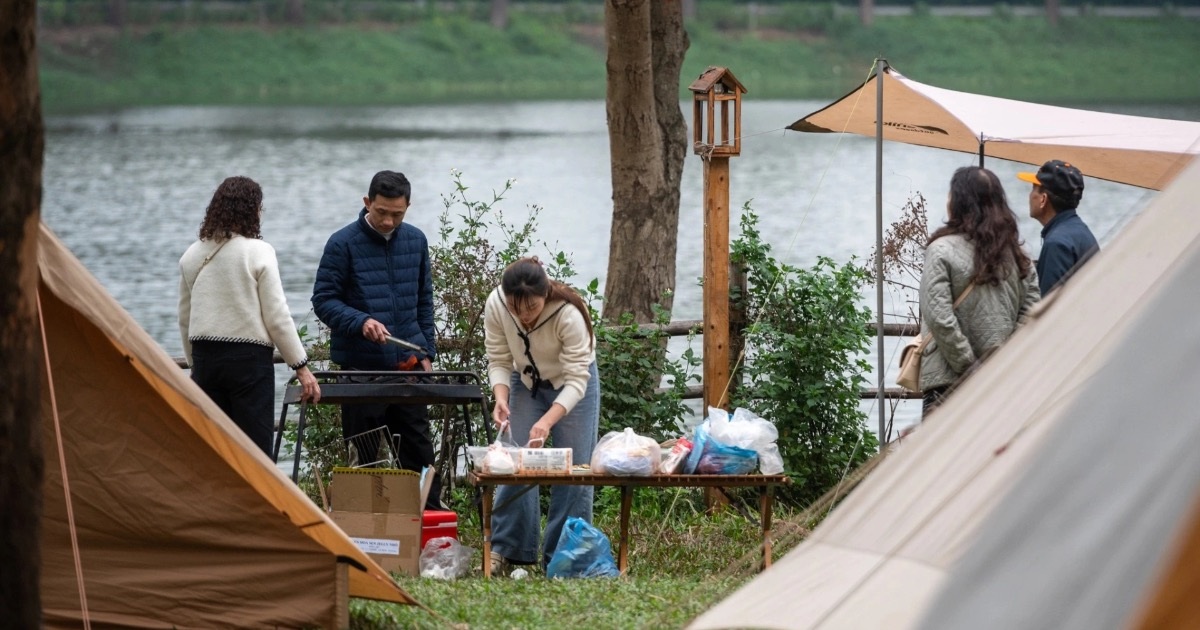 Bạn trẻ từ miền Nam ra Hà Nội cắm trại, tận hưởng kỳ nghỉ giữa thiên nhiên