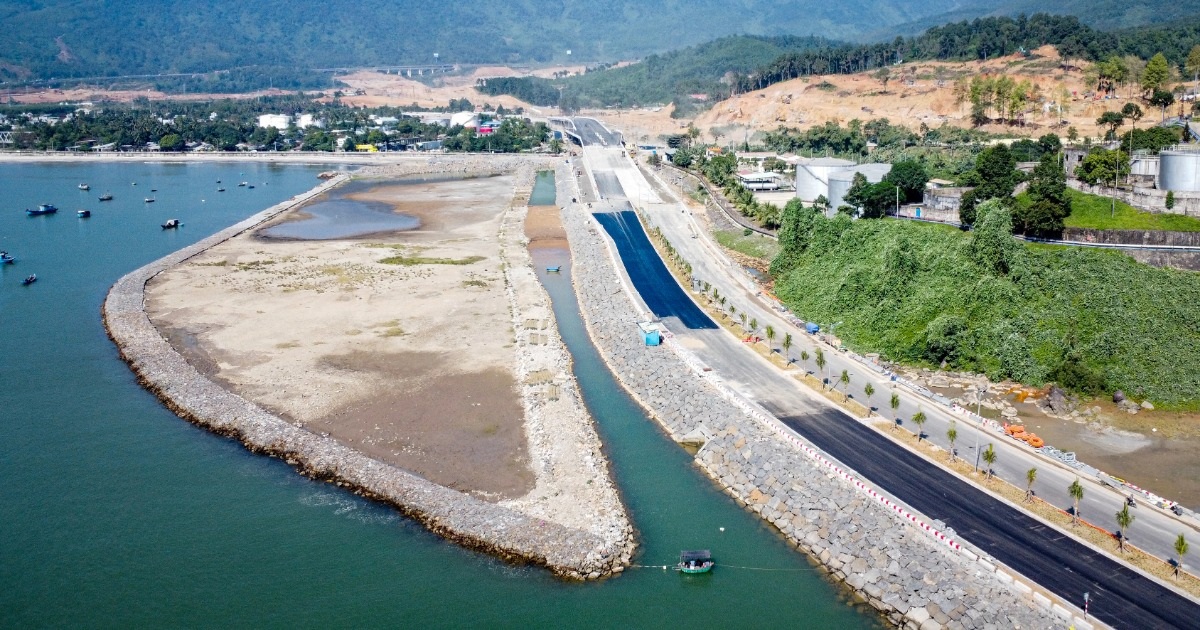 Siêu cảng biển đang dần thành hình dưới chân đèo Hải Vân