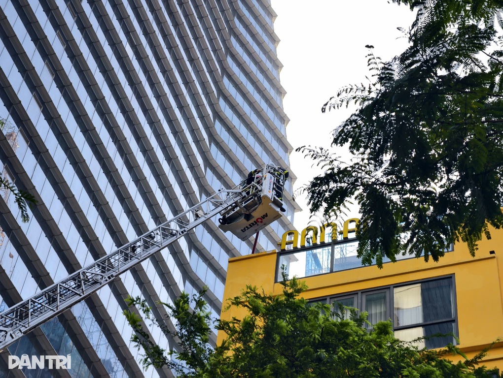 Cháy tầng thượng spa ở trung tâm TPHCM - 2