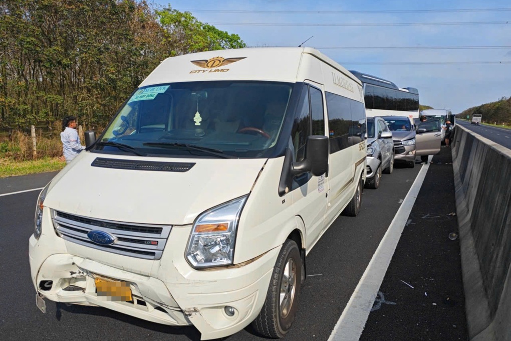 7 ô tô tông liên hoàn trên cao tốc Phan Thiết - Dầu Giây - 1