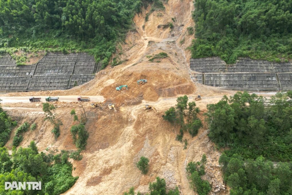 Cấm nhiều loại xe đi vào cao tốc La Sơn - Hòa Liên đến hết Tết Nguyên đán - 1