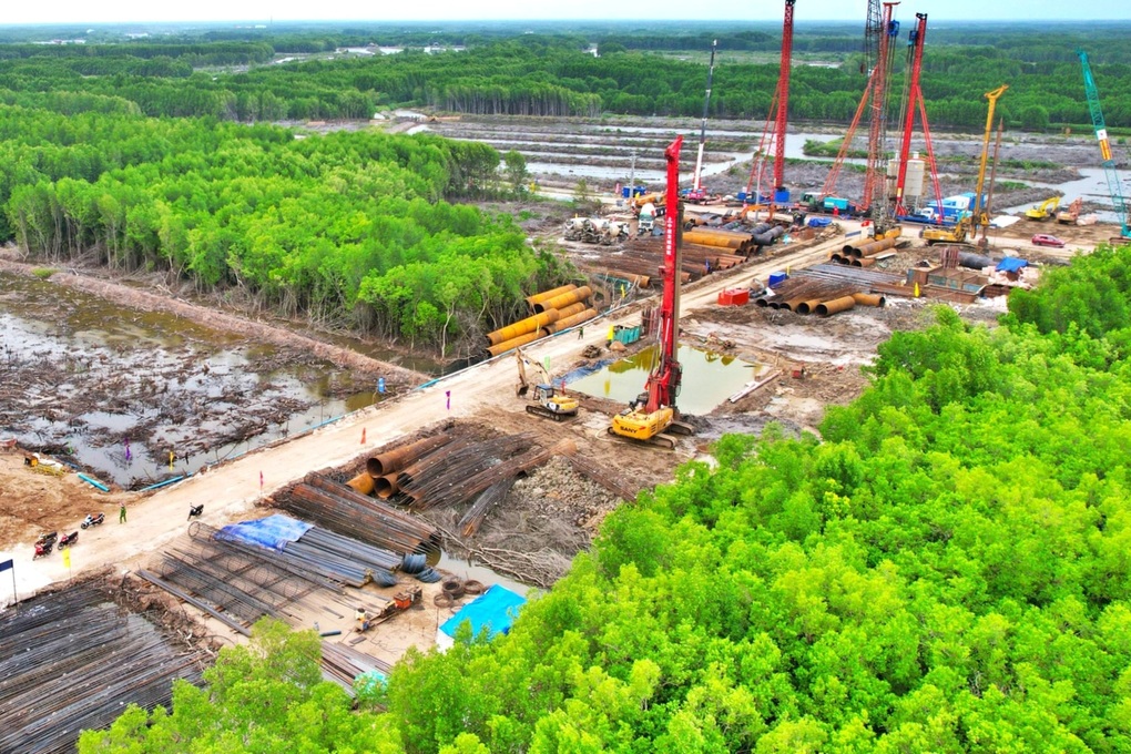 Bí thư Tỉnh ủy Cà Mau: Không để công nhân cô đơn trên công trường - 2