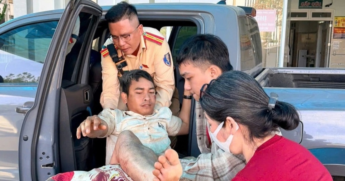 Cảnh sát Lâm Đồng dùng xe đặc chủng mở đường, đưa người dân đi cấp cứu