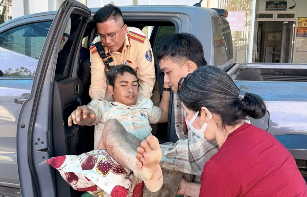 Cảnh sát Lâm Đồng dùng xe đặc chủng mở đường, đưa người dân đi cấp cứu - 1