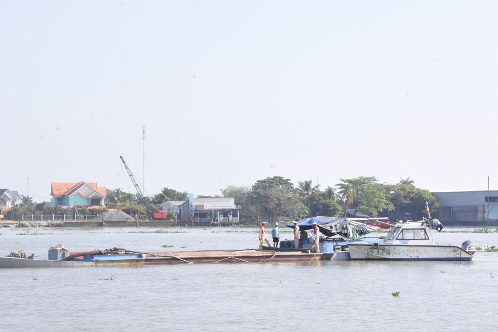 Đồng Tháp xử lý 5 sà lan chở cát không rõ nguồn gốc - 1