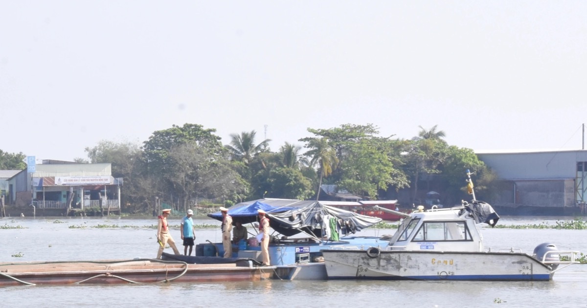 Đồng Tháp xử lý 5 sà lan chở cát không rõ nguồn gốc