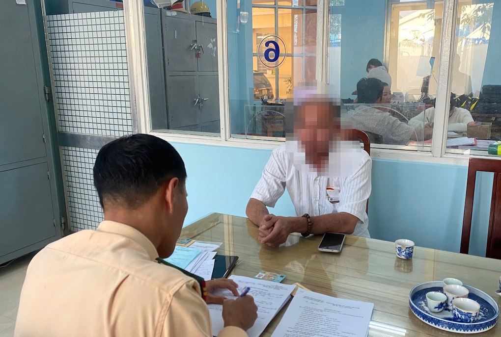 Công an vào cuộc vụ tài xế ô tô khách truy đuổi xe tải sau cú va chạm - 1