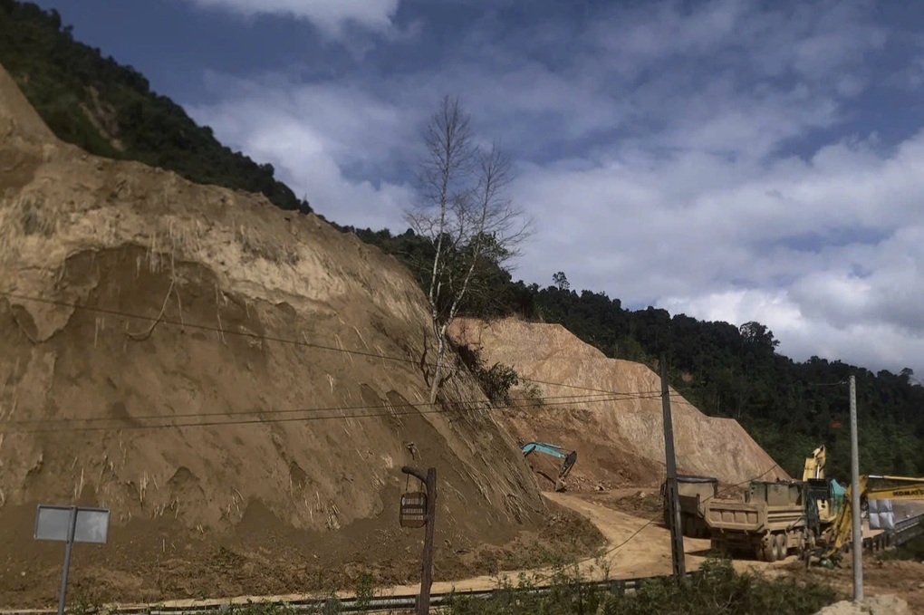 Bạt núi mở rộng đường tránh vị trí cầu bị xô nghiêng trên đỉnh Trường Sơn - 2