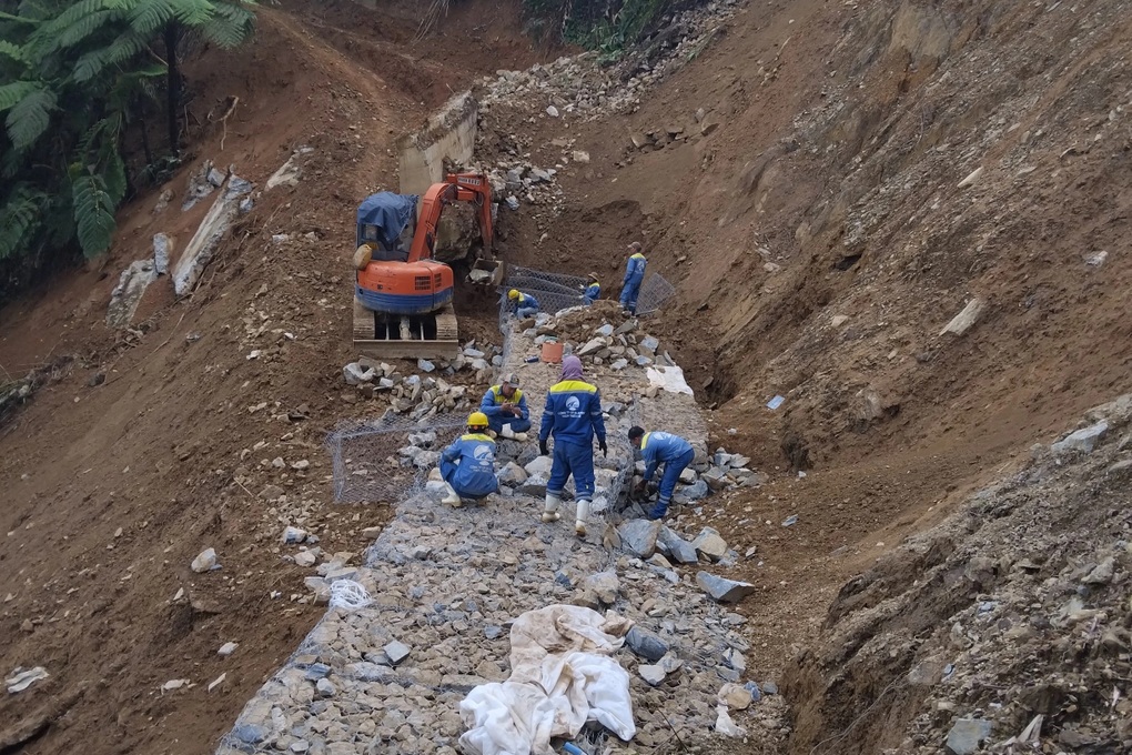 Bạt núi mở rộng đường tránh vị trí cầu bị xô nghiêng trên đỉnh Trường Sơn - 3