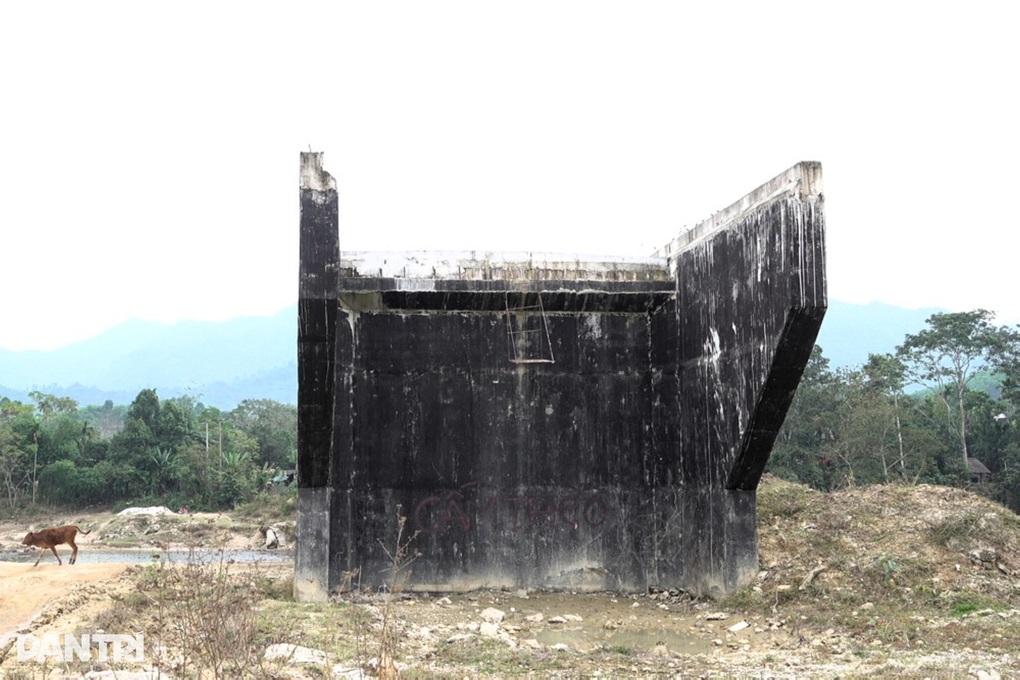 Cầu gần 16 tỷ đồng cụt 2 đầu, dân lội suối, đi cầu treo - 2