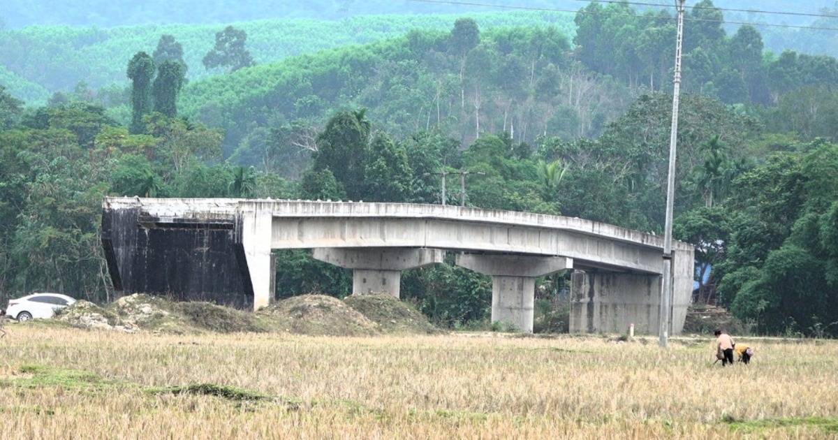 Cầu gần 16 tỷ đồng “cụt” 2 đầu, dân lội suối, đi cầu treo