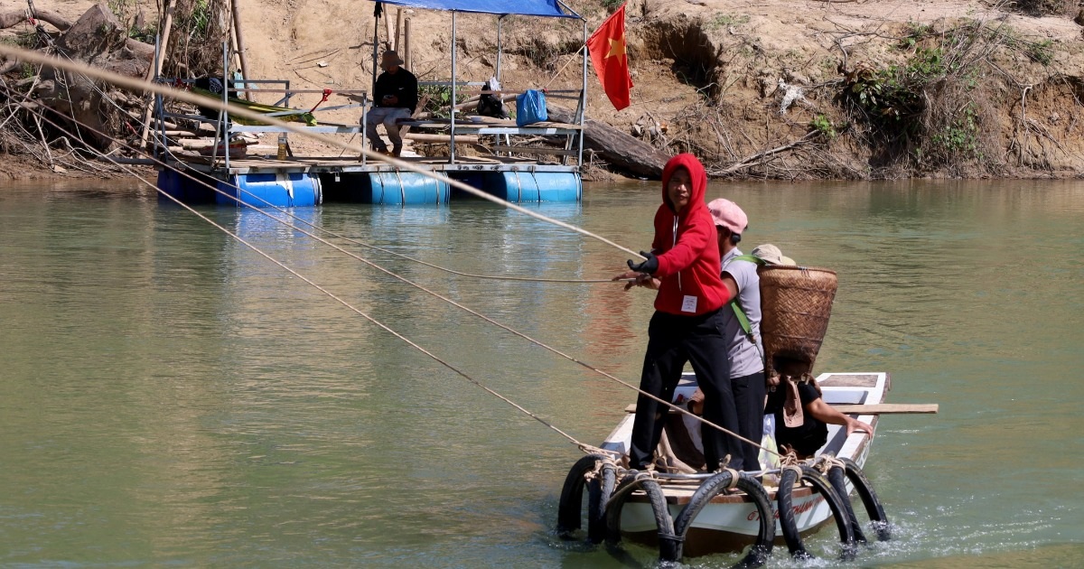 Cầu bị lũ cuốn trôi, người dân “đu dây” vượt sông