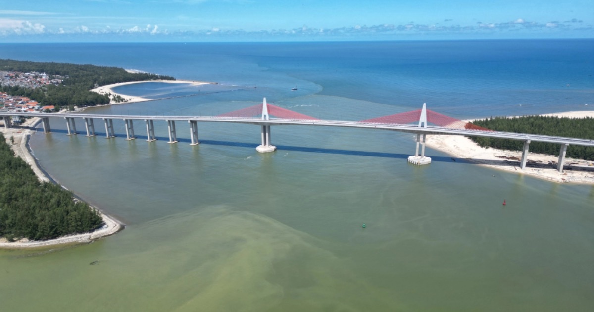 Cầu vượt cửa biển 2.400 tỷ đồng xây xong rào lại vì đường dẫn chậm tiến độ