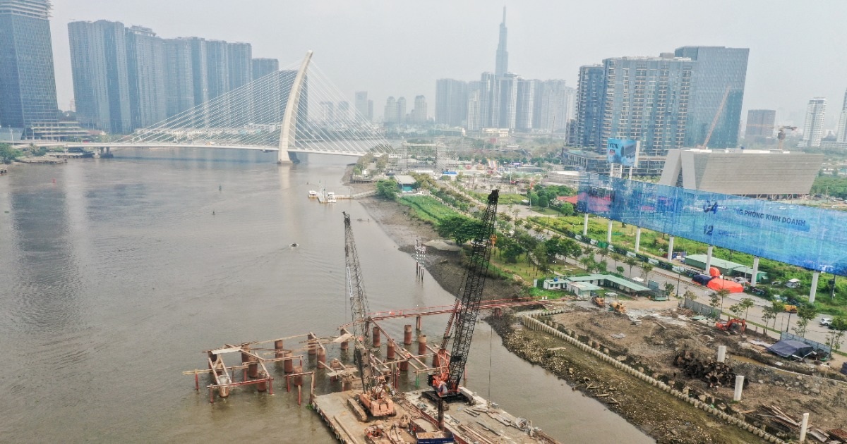 Cầu đi bộ nghìn tỷ qua sông Sài Gòn dần thành hình sau 9 tháng thi công