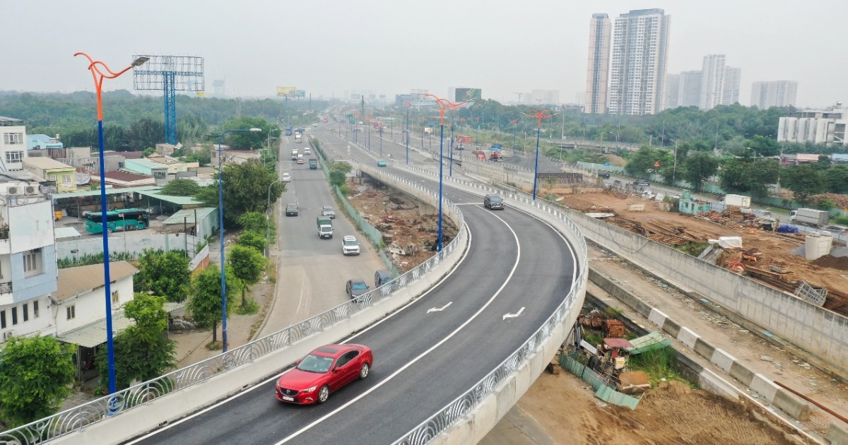 Cầu vượt đầu tiên tại nút giao An Phú thông xe, cửa ngõ phía Đông “dễ thở”