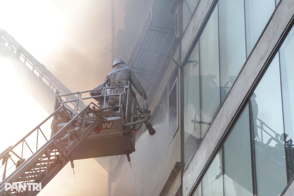 Vụ cháy nhà 7 tầng ở Hà Nội: Chủ nhà nhảy từ tầng cao xuống thoát nạn - 1