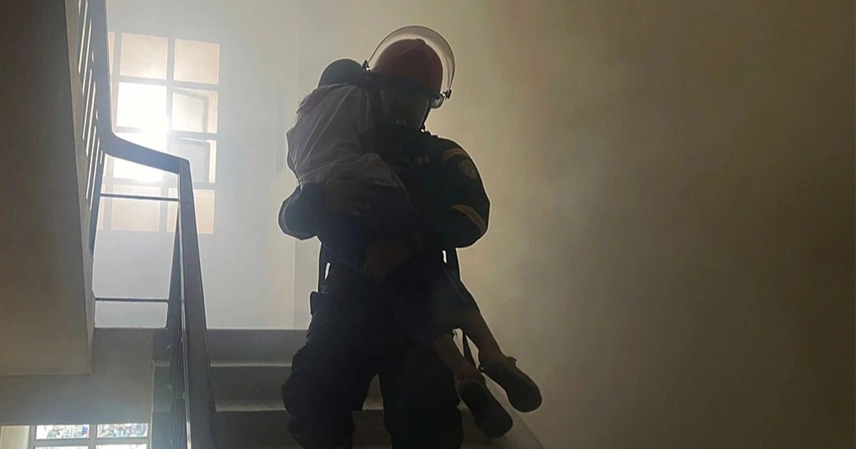 Cảnh sát cứu 2 mẹ con mắc kẹt trong chung cư cháy