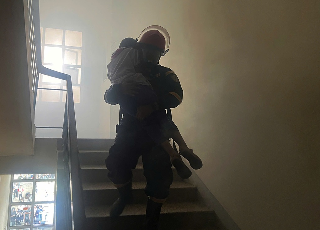 Cảnh sát cứu 2 mẹ con mắc kẹt trong chung cư cháy - 2