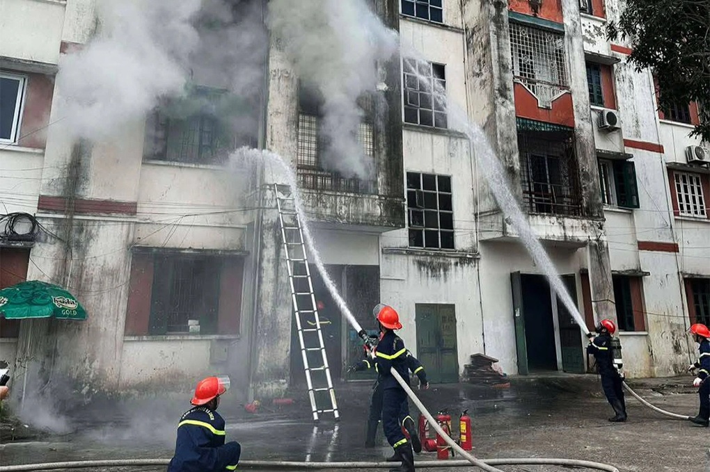 Cảnh sát cứu 2 mẹ con mắc kẹt trong chung cư cháy - 1