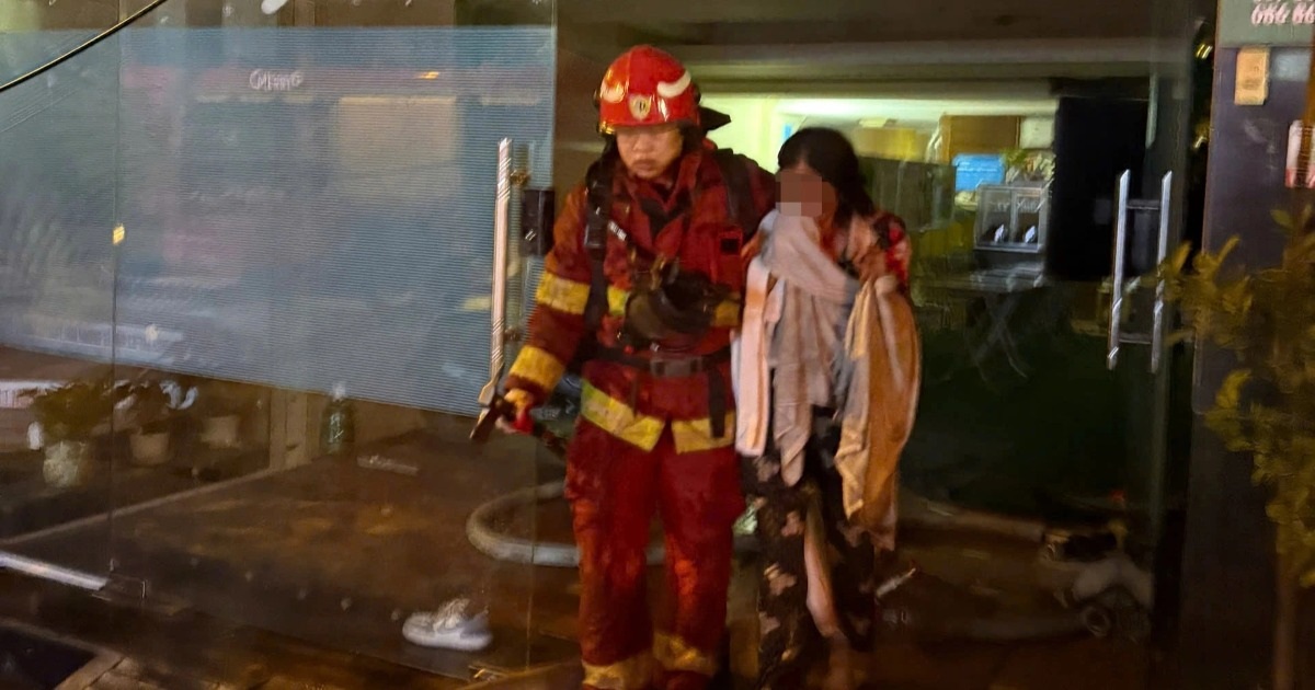 Cháy nhà nghỉ cao 8 tầng ở Hà Nội, 7 người được giải cứu an toàn