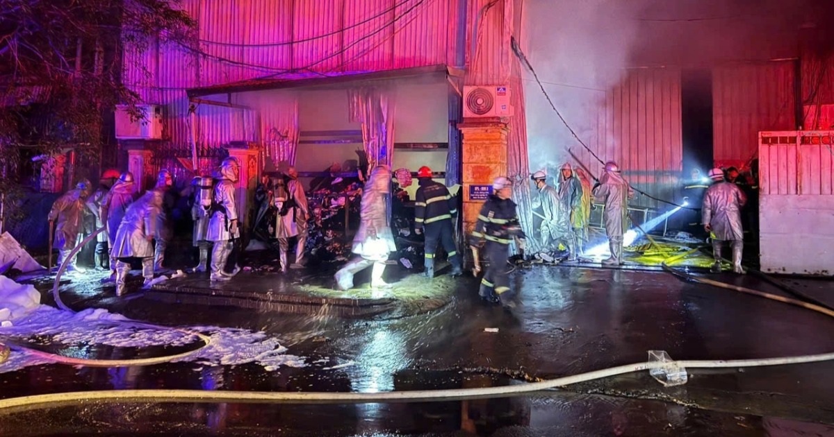 Hàng chục cảnh sát dập tắt đám cháy bên trong cụm công nghiệp ở Hà Nội