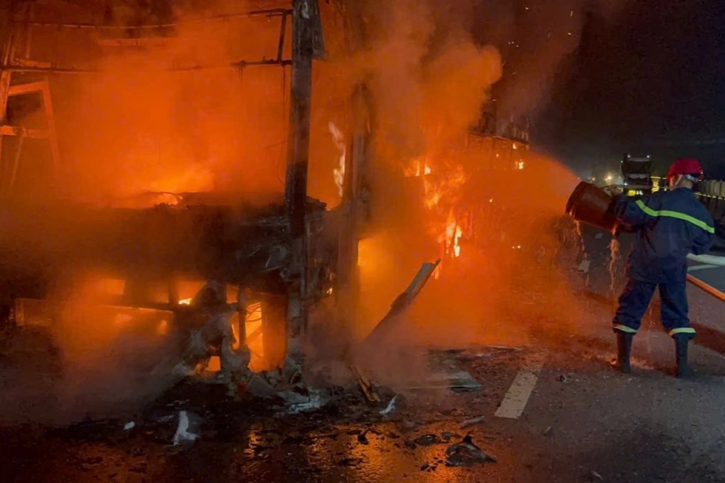 Xe khách bốc cháy dữ dội trên cao tốc Bắc - Nam - 1