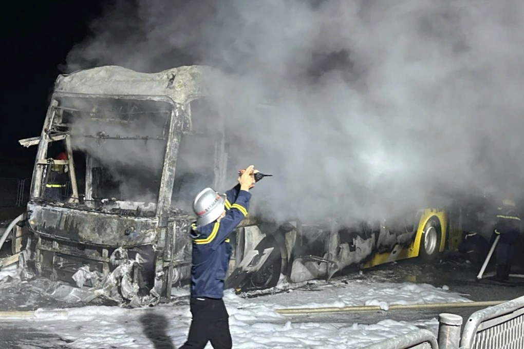 Xe khách bốc cháy dữ dội trên cao tốc Bắc - Nam - 2