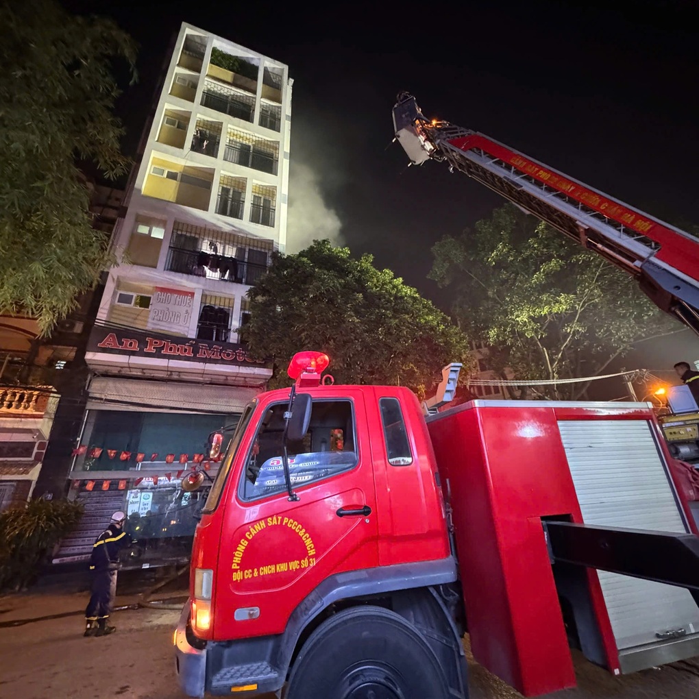 Cháy nhà nghỉ cao 8 tầng ở Hà Nội, 7 người được giải cứu an toàn - 1