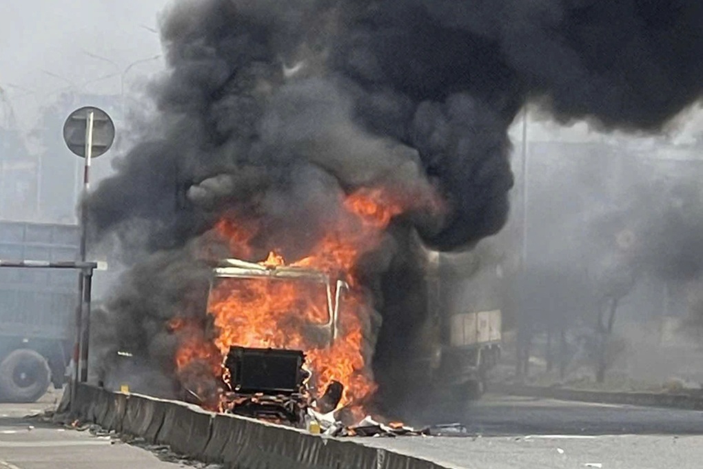 Xe container bốc cháy trên quốc lộ 51 ở Đồng Nai - 1 Xe container bốc cháy trên quốc lộ 51 ở Đồng Nai - 1