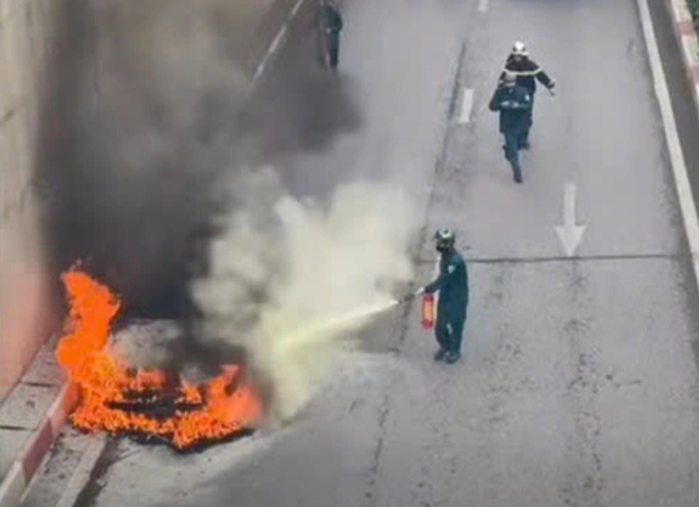 Ô tô Audi bốc cháy ngùn ngụt tại hầm chui ở Hà Nội - 1