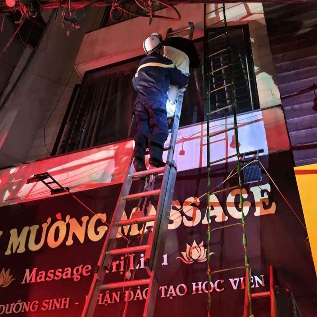 Cháy quán massage ở Hà Nội, cảnh sát giải cứu 1 người mắc kẹt - 1