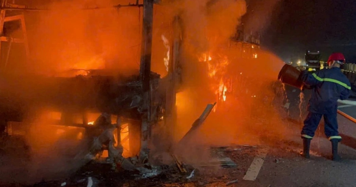 Xe khách bốc cháy dữ dội trên cao tốc Bắc – Nam