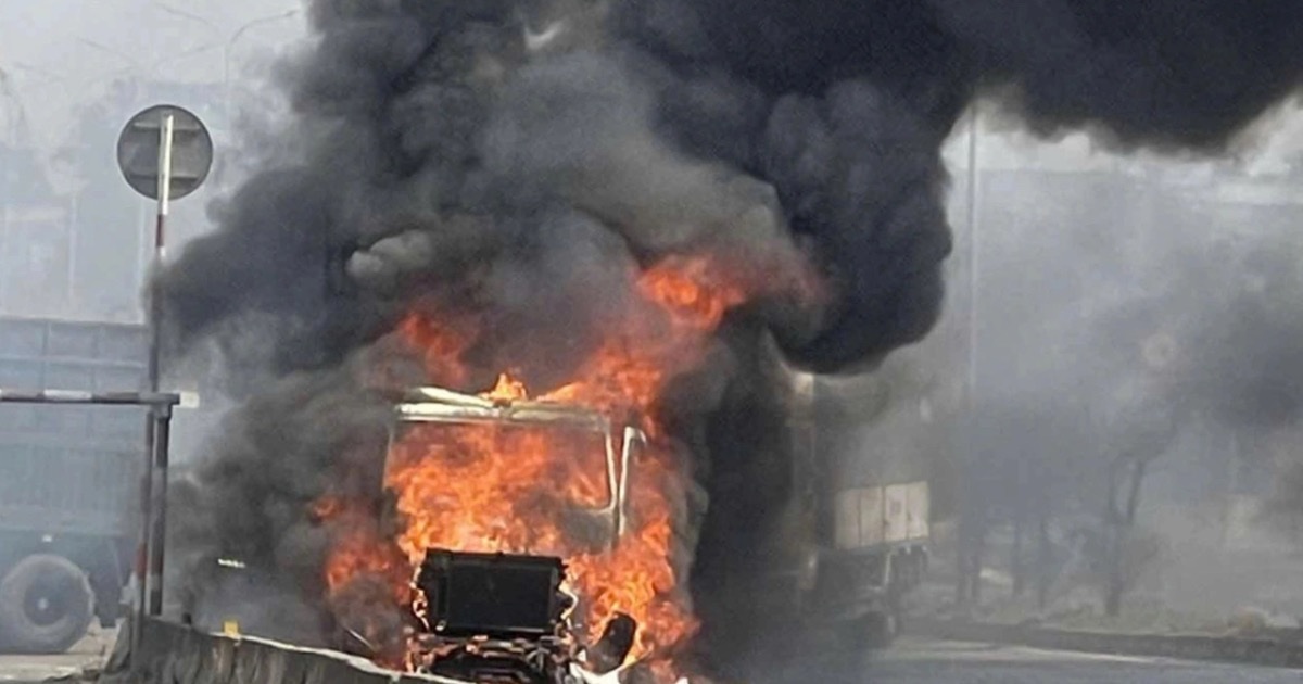 Xe container bốc cháy trên quốc lộ 51 ở Đồng Nai