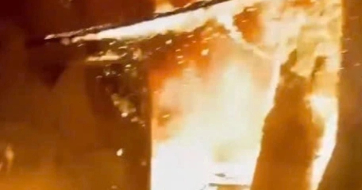 Xưởng sản xuất ở Hà Nội bốc cháy ngùn ngụt ngày đầu năm