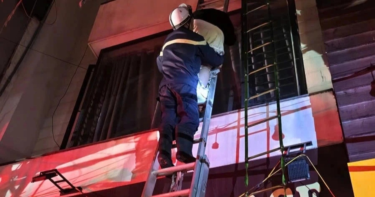 Cháy quán massage ở Hà Nội, cảnh sát giải cứu 1 người mắc kẹt