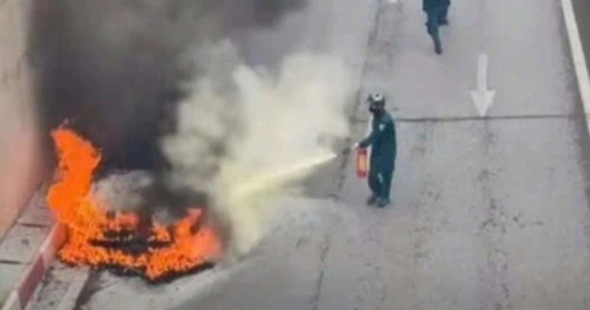 Ô tô Audi bốc cháy ngùn ngụt tại hầm chui ở Hà Nội