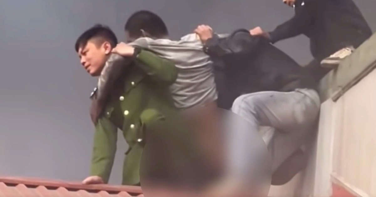 Cháy dữ dội nhà 7 tầng ở Hà Đông, còn 2 nạn nhân đang mắc kẹt bên trong