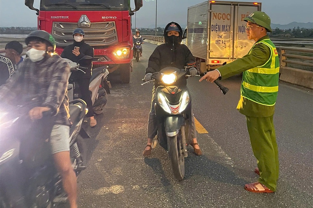 Ô tô bốc cháy ngùn ngụt, 3 người thoát thân an toàn - 2