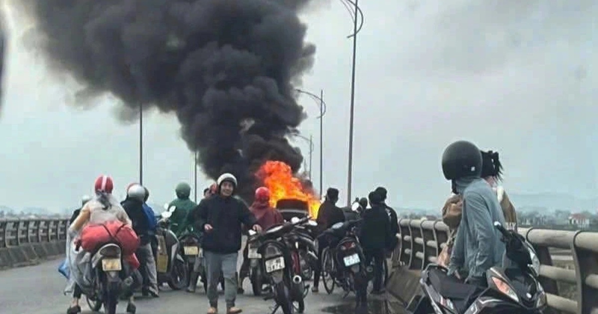 Ô tô bốc cháy ngùn ngụt, 3 người thoát thân an toàn