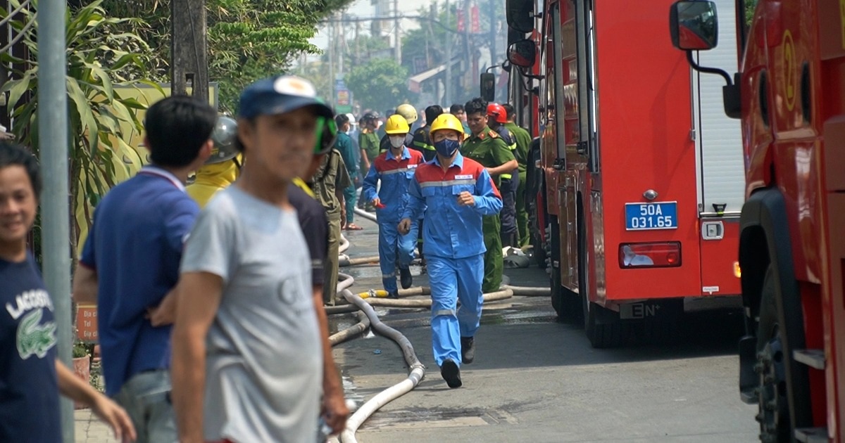 Xe bồn chở xăng bốc cháy ở Nhà Bè, người dân phản ánh từng hút xăng ra can