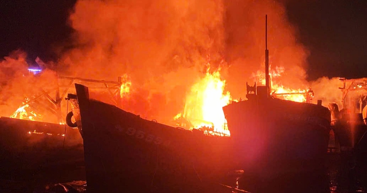 4 tàu cá bốc cháy trong đêm