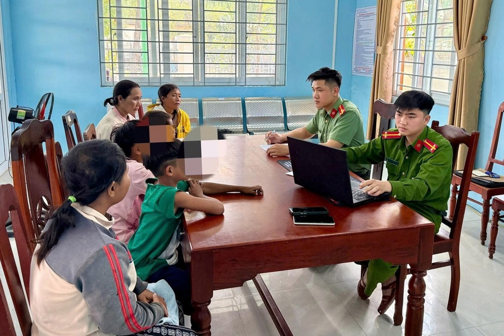 Nhóm thiếu niên chơi đùa trên cao tốc Cam Lâm - Vĩnh Hảo - 1