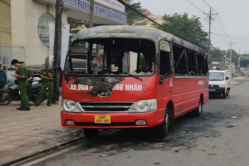 Xe khách đưa rước công nhân bốc cháy ở Đồng Nai - 1