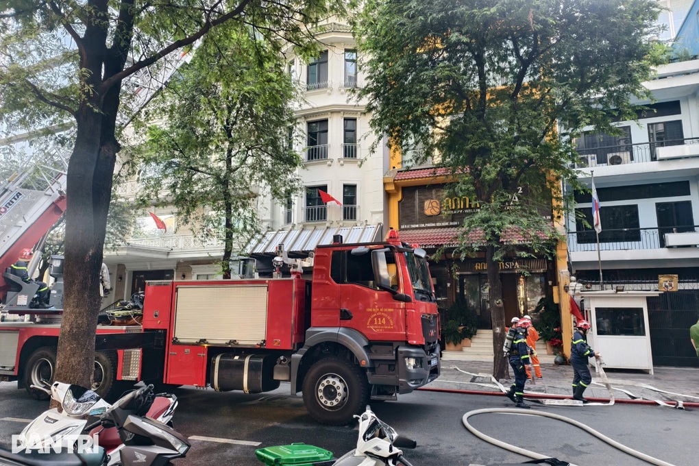 Cháy tầng thượng spa ở trung tâm TPHCM - 1