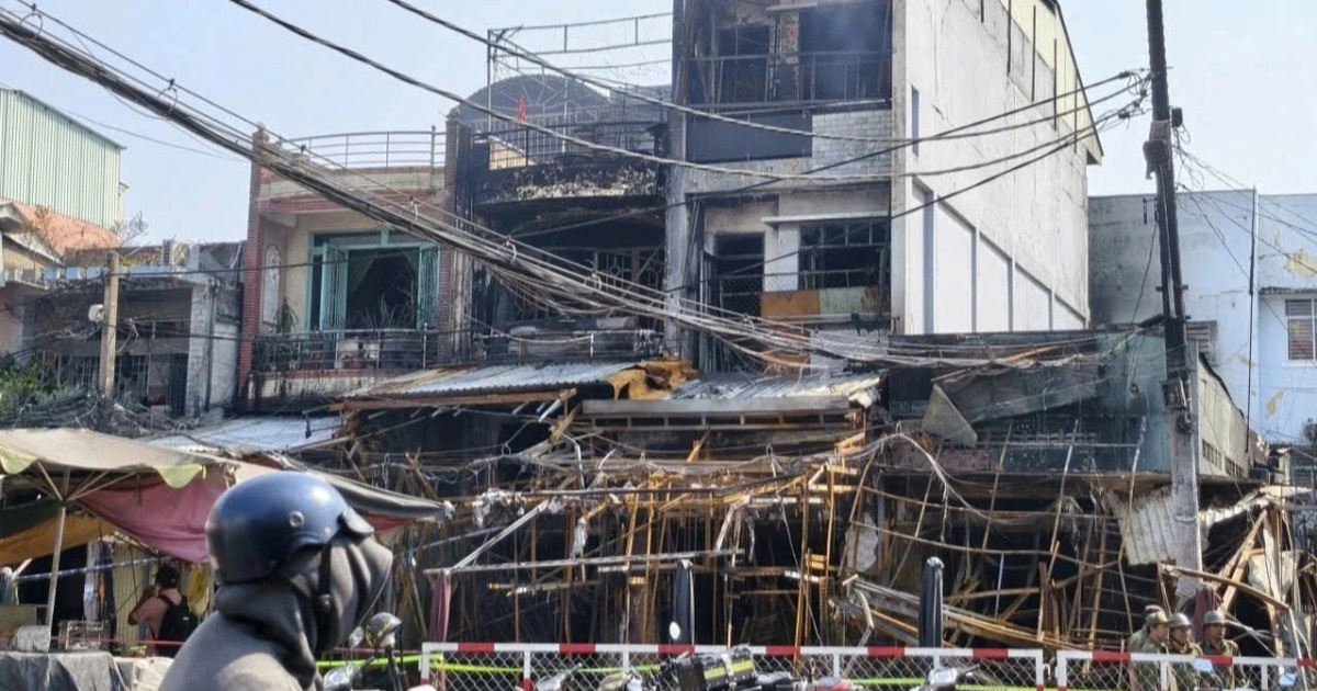 Cháy cửa hàng giày dép ở TPHCM: 4 căn nhà bị thiêu rụi